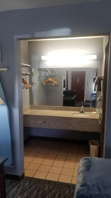 Osu King Bed Hotel Room 109 Wi-Fi Booking Стилуотър Екстериор снимка