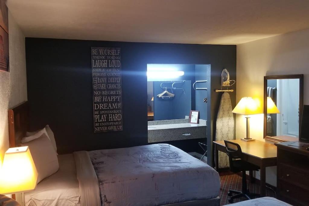 Osu King Bed Hotel Room 109 Wi-Fi Booking Стилуотър Екстериор снимка