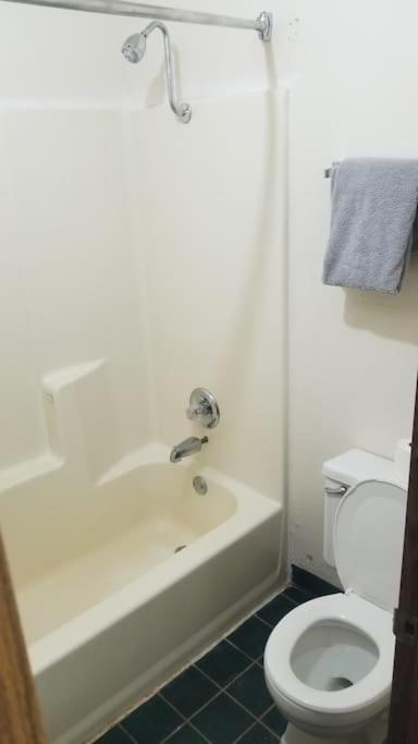 Osu King Bed Hotel Room 109 Wi-Fi Booking Стилуотър Екстериор снимка