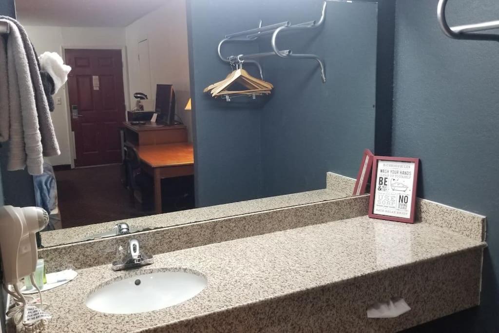 Osu King Bed Hotel Room 109 Wi-Fi Booking Стилуотър Екстериор снимка