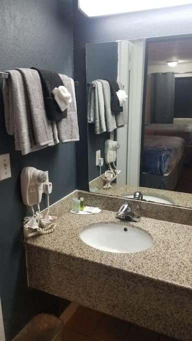 Osu King Bed Hotel Room 109 Wi-Fi Booking Стилуотър Екстериор снимка